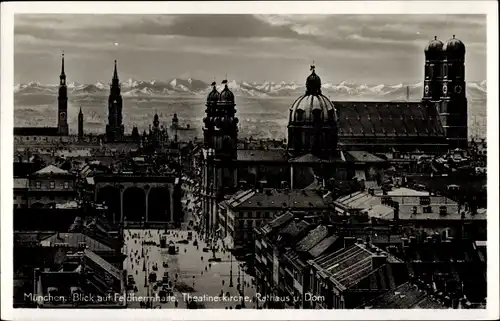 Ak München, Blick auf Feldherrnhalle, Theatinerkirche, Rathaus und Dom