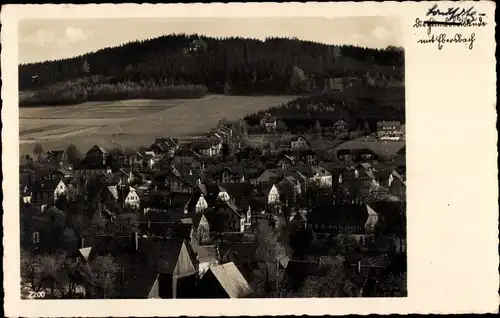 Ak Ebersbach Neugersdorf, Humboldtbaude, Inh. Alfred Lindner, Teilansicht vom Ort, Wald