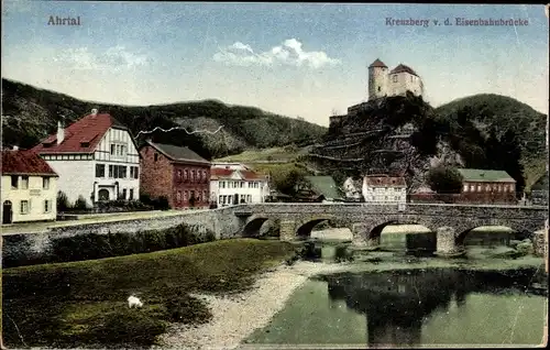 Ak Kreuzberg Altenahr im Ahrtal, Ortsansicht v. d. Eisenbahnbrücke, Burg