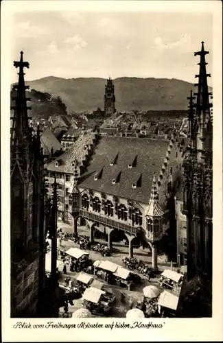 Ak Freiburg im Breisgau, Blick vom Münster auf histor. Kaufhaus, Marktstände