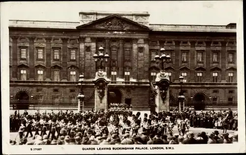 Ak City of Westminster London England, Guards Leaving Buckingham Palace