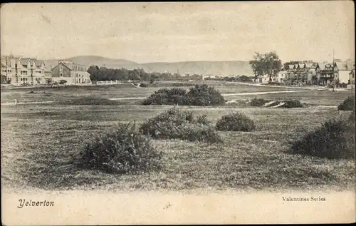 Ak Yelverton Devon, Blick auf das Dorf, Im Hintergrund Wohnhäuser