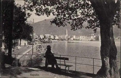 Ak Rapallo Liguria, Blick auf den Ort, Mann auf Bank sitzend
