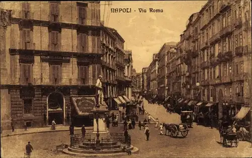 Ak Napoli Campania, Blick auf die Via Roma, Denkmal, Pferdewagen, Passanten