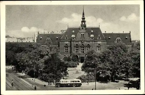 Ak Brno Brünn Südmähren, Deutsches Haus, Reisebus, Vorplatz mit Fontäne