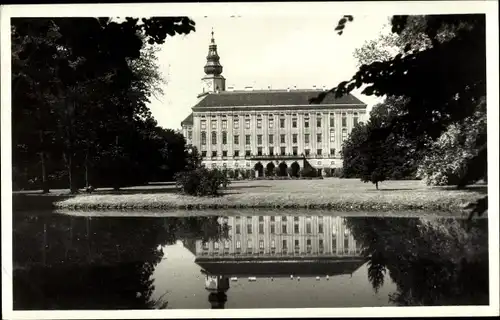 Ak Kroměříž Kremsier Reg. Zlin, Arcib. zamek, Schloss vom Park aus gesehen