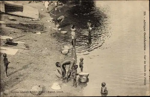 Ak Afrique Occidentale, Sur les bords du Fleuve
