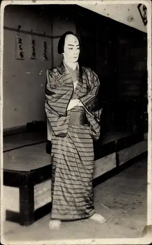 Ak Japan, Mann in japanischer Tracht, Standportrait