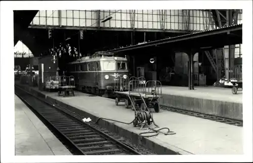 Foto Ak Österreichische Eisenbahn, Bahnhof