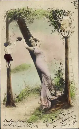 Buchstaben Ak Buchstabe N, Frau im Kleid, Kind klettert Baum hoch