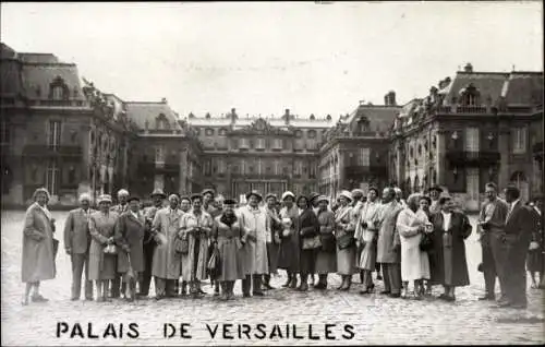 Foto Ak Versailles Yvelines, Gruppenbild vor dem Palast