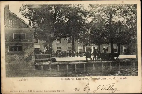 Ak Leiden Südholland Niederlande, Infanterie Kazerne, Terugkomst v. d. Parade