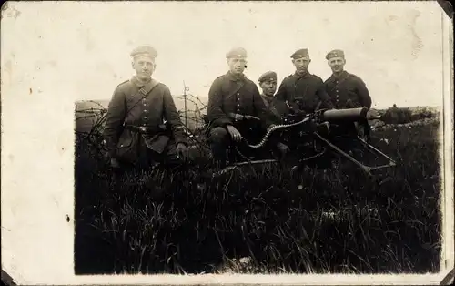 Foto Ak Deutsche Soldaten in Uniform mit Maschinengewehr
