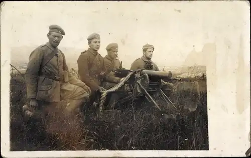 Foto Ak Deutsche Soldaten in Uniform mit Maschinengewehr, Mich. Achner