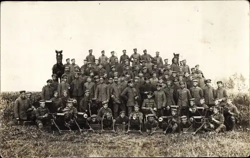 Foto Ak Deutsche Soldaten in Uniform, Gruppenbild mit Maschinengewehren, Pferde