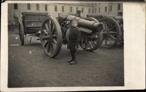 Foto Ak Kleiner Junge in Uniform, Geschützwagen, 1916