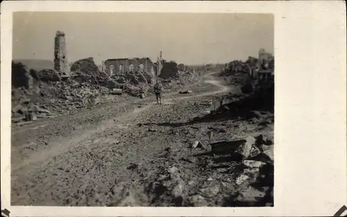 Foto Ak Ornes Meuse, Hauptstraße, Trümmer, Kriegszerstörung I. WK