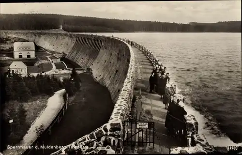 Ak Muldenberg Grünbach im Vogtland, Talsperre, Auf der Sperrmauer