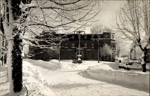 Ak Schöneck im Vogtland Sachsen, HO Hotel Schönecker Hof im Winter