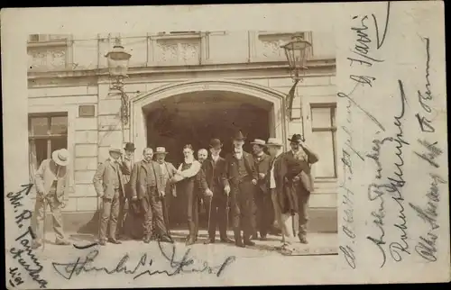 Foto Ak Leipzig in Sachsen, Gruppe junger Männer vor einem Gebäudeportal