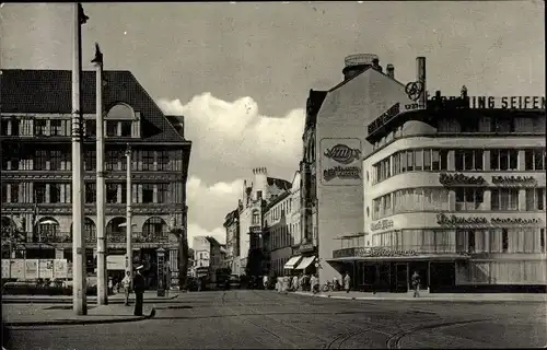 Ak Krefeld am Niederrhein, am Bahnhof, 4711