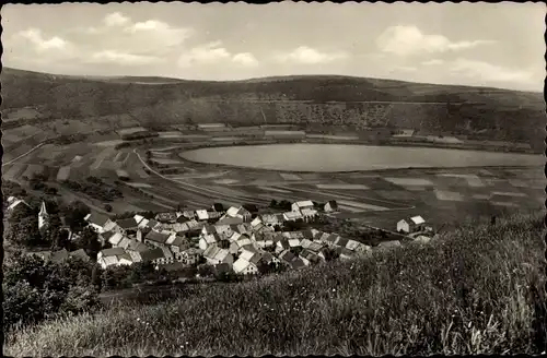 Ak Meerfeld Bernkastel Wittlich in Rheinland Pfalz, Gesamtansicht, Meerfelder Maar