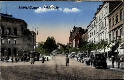 Ak Saarbrücken im Saarland, Reichstraße, Passanten, Fahrzeuge
