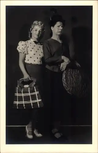 Foto Ak Schauspielerin Liesel Schanz, Senta Severain, Standportrait