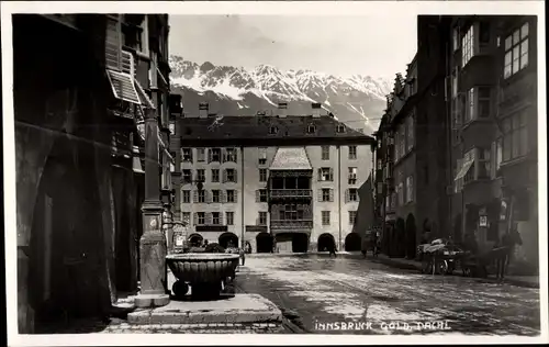 Foto Ak Innsbruck in Tirol, Gold. Dachl, Straßenpartie, Brunnen
