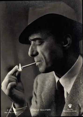 Ak Schauspieler Fosco Giachetti, Portrait mit Zigarette, Hut, Profil