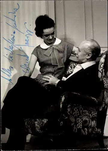 Foto Ak Schauspieler Ernst Wepper, Portrait mit Frau auf dem Schoß, Autogramm