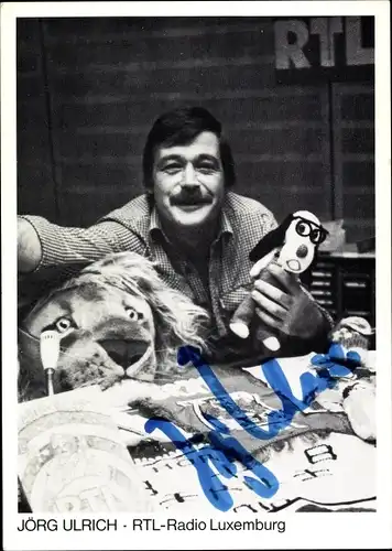 Ak Moderator Jörg Ulrich, RTL Radio Luxemburg, Portrait, Autogramm, Plüschtiere