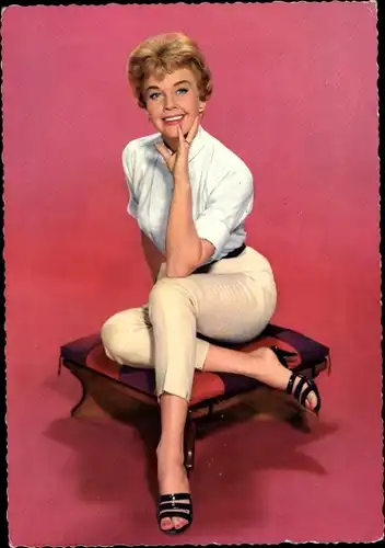 Ak Schauspielerin Doris Day, Sitzportrait