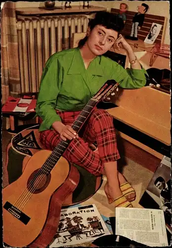 Ak Schauspielerin und Sängerin Caterina Valente, Portrait mit Gitarre