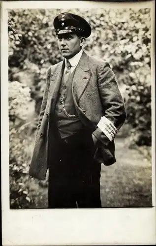 Foto Ak Mann in Anzug mit Uniformmütze, Ärmelband Kaiserliche Militär Eisenbahndirektion