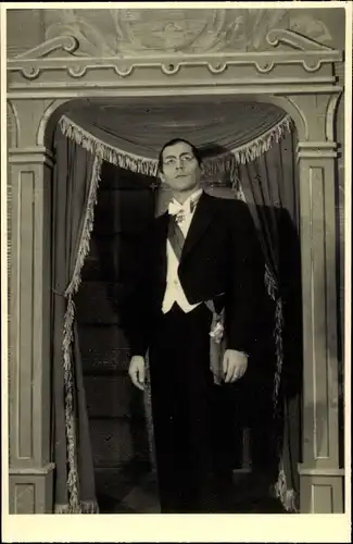 Foto Ak Schauspieler, Theaterszene, Anzug, Unbekannte Persönlichkeit