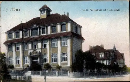 Ak Riesa an der Elbe Sachsen, Friedrich Auguststraße mit Handelsschule