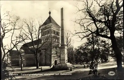 Ak Uppsala Schweden, Trefaldighetskyrkan, obelisken och Odinslund