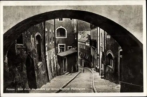 Ak Passau in Niederbayern, Blick durch die abwärts zur Donau führende Pfaffengasse