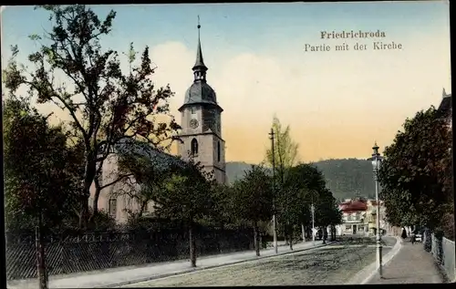 Ak Friedrichroda im Thüringer Wald, Partie mit der Kirche