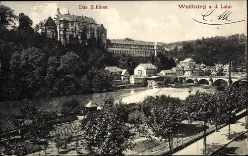 Ak Weilburg im Lahntal, Lahnpartie mit Blick auf das Schloss, Wehr, Brücke, Gartenanlage