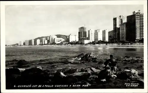 Ak Guarujá Brasilien, Strand vom Ufer gesehen, Hotels