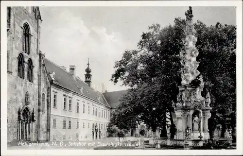 Ak Heiligenkreuz Niederösterreich, Stiftshof mit Dreifaltigkeitssäule