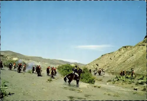 Ak Filmszene Der Letzte Mohikaner, reitender Bote wird von Irokesen und Rogers Bande umzingelt