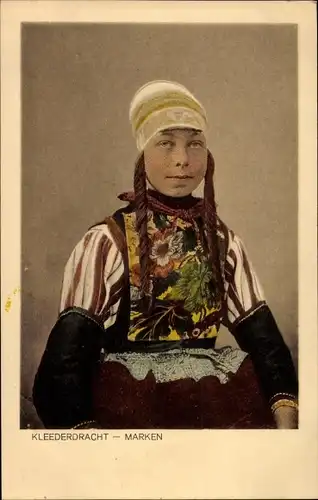 Ak Marken Nordholland, Mädchen in Volkstracht