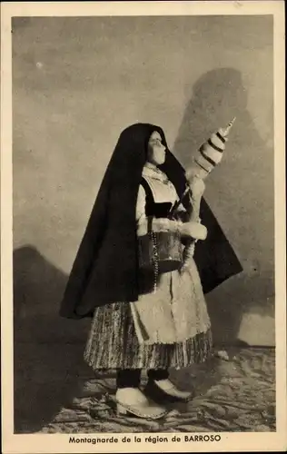 Ak Portugal, Montagnarde de la region de Barroso, Porzellanpuppe, Weltausstellung Paris 1937