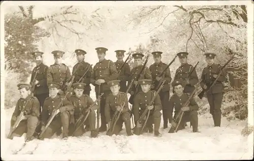 Foto Ak Britische Soldaten in Uniform im Schnee