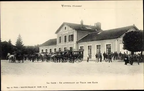 Ak Vittel Lothringen Vosges, La Gare, En Attendant le Train des Eaux