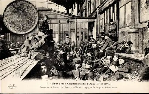 Ak Paris VIII., Greve des Cheminots de l'Ouest Etat 1910, Campement improvise, gare Saint Lazare