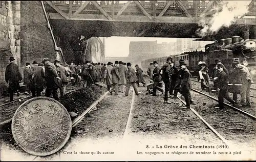 Ak La greve des Cheminots 1910, Les voyageurs se resignant de terminer la route a pied, Streik